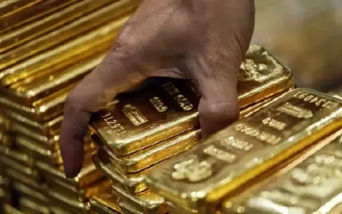 纽约，CMX黄金期货周一重挫2.3%￼