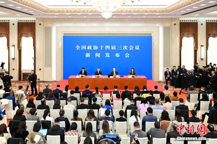 3月3日，全国政协十四届三次会议新闻发布会在北京人民大会堂举行。大会新闻发言人刘结一向中外媒体介绍本次大会有关情况并回答记者提问。<a target='_blank' href='/'>中新社</a>记者 田雨昊 摄